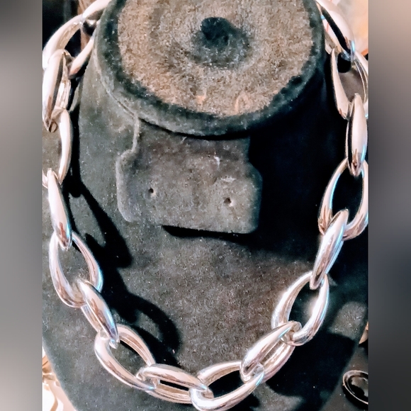 Vincent Camuto Big Silver Tone Chocker Necklace. - Picture 2 of 4